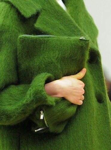 Green Style Vert, Simple Green, Green Coat, Looks Style, Mode Inspiration, Style Outfits, Green Fashion, Go Green, Fashion Details