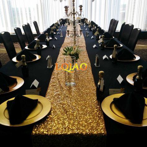 Black And Gold Centerpieces, Gatsby Birthday Party, Gatsby Party Decorations, Glamour Party, Gatsby Themed Party, Gold Centerpieces, Gatsby Theme, Mystery Dinner, Sequin Table