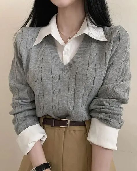 Sweaters pike no others !😻 Preppy Mode, Winter Knit Sweater, Patchwork Shirt, Estilo Preppy, Estilo Chic, Grey Knit Sweater, Chic Sweaters, Collars For Women, Knitting Women Sweater