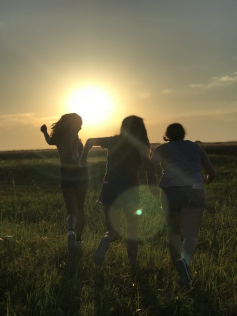 #field #nature #sunset #aesthetic #teenagers #girls #squad #bestfriends #besties True Friends Aesthetic, Friendship Childhood, Josie Core, Nature With Friends, Vibe People, Trio Photos, Kpop Kiss, Girls Squad, Summer Film