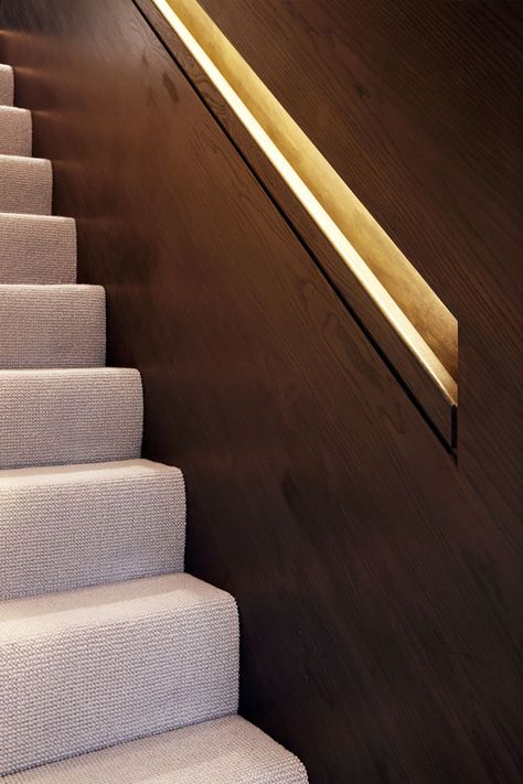 The lighting in the built-in handrails of these modern wooden stairs, is concealed by the top part of the railings and continues from the bottom of the staircase all the way up to the top floor. Handrail Staircase, درابزين السلم, Handrail Lighting, Staircase Lighting Ideas, Staircase Interior Design, Modern Stair Railing, Hidden Lighting, Stairway Lighting, Handrail Design