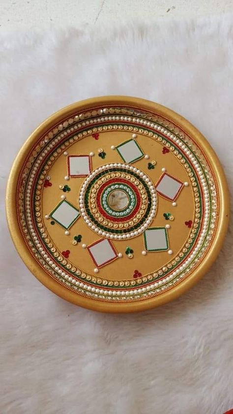 Harathi Plate Decoration Ideas, Pooja Thali Decoration Ideas At Home, Rakhi Plate Decoration, Aarti Thali Decoration Ideas For Wedding, Indian Handicrafts Decor, Thali Design, Arti Thali Decoration, Arti Thali, Kalash Decoration