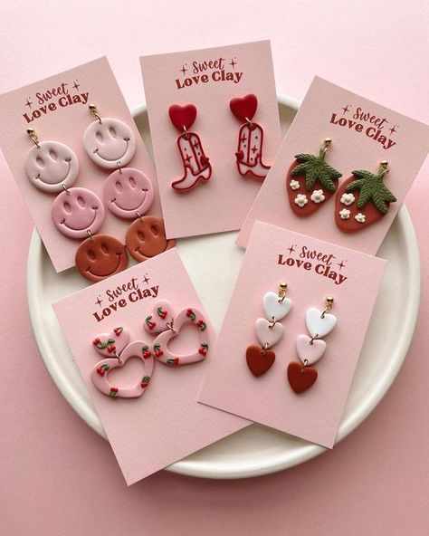 Valentines Etsy Ideas, Preppy Polymer Clay Earrings, Cute Earrings Polymer Clay, Valentine Day Earrings, Diy Cute Jewelry, Polymer Clay Earings Ideas, Clay Bow Earrings, Clay Diy Earrings, Earring Polymer Clay