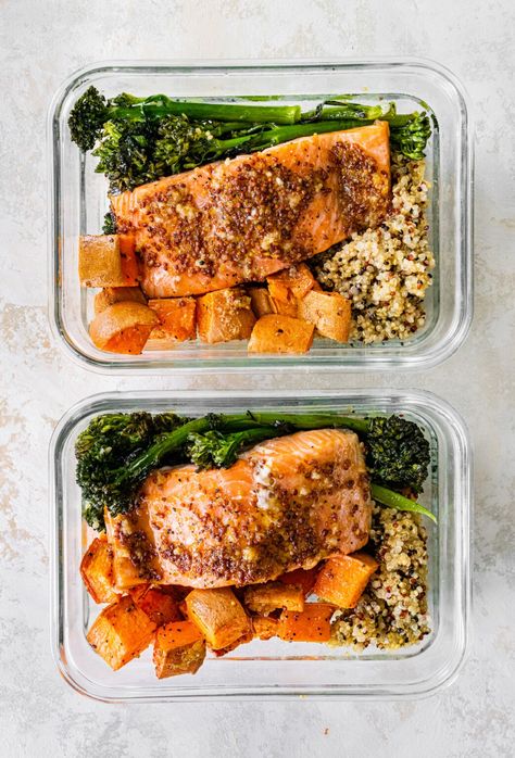 This easy salmon meal prep bowl has a base of quinoa and is topped with roasted veggies, mustard maple salmon and a lemon vinaigrette. Make this recipe over the weekend and have lunches ready to go for the week! Lunch Ideas Salmon, Meal Prep Salmon, Salmon Meal Prep, Healthy Lunch Ideas, Dinner Meal Prep, Easy Salmon, Meal Prep Bowls, Cooking Salmon, Chicken Crockpot Recipes