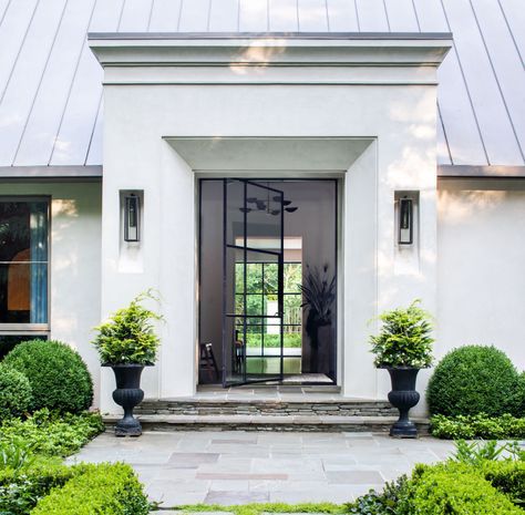 House Tour: Chicly Elegant by Nancy Duffey Interiors - Design Chic Ann Decker Architects, Southern Houses, Paris Markets, Modern Bungalow, Cottage Ideas, River House, Front Entrances, House Tour, Curb Appeal