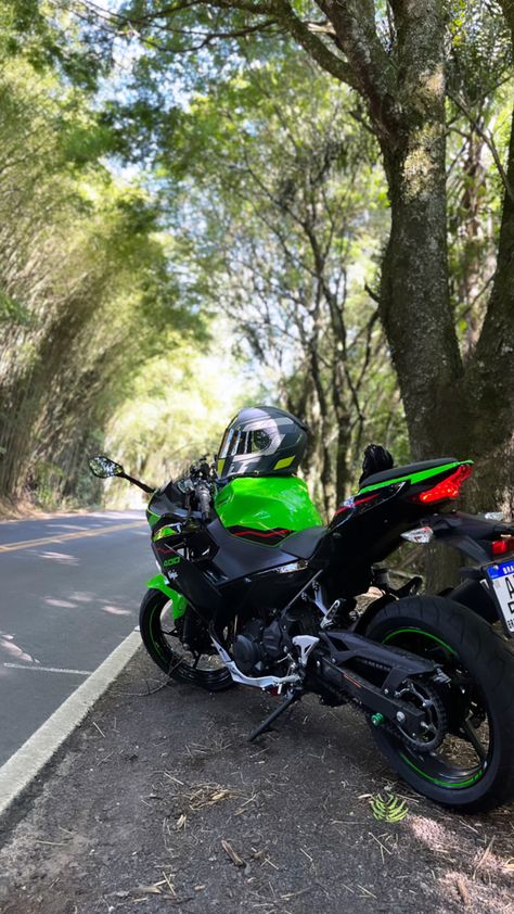 Ninja 400 Kawasaki, Motorbike Aesthetic, Kawasaki Ninja 400, Ninja 400, Bike Aesthetic, Motorcycle Aesthetic, Biker Love, Biker Art, Chill Photos