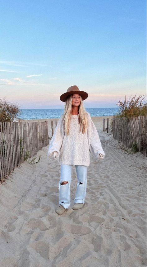 Southern Coastal Style Clothing, Surfer Mom Style, Winter At The Beach Outfits, Southern California Style Outfits, Southern Winter Outfits, Beachy Winter Outfits, Winter Beach Outfit, Maternity Fits, Texas Outfits