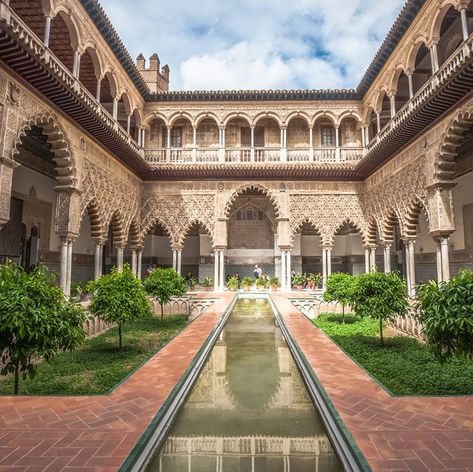 Patio in Royal Alcazars of Seville, Spain Rhaenys Martell, The Great Mosque Of Cordoba, Mosque Of Cordoba, Moorish Revival Architecture, Great Mosque Of Córdoba, Arab Architecture, Ap Art History, Alcazar Seville, Islamic Aesthetic