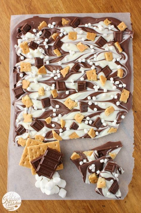 Triple Chocolate S’mores Bark recipe - make for work sometime?! Smores Bark, Smores Dessert Recipes, Christmas Bark Recipes, Chocolate Smores, Smores Dessert, Dessert Parfait, Brownie Desserts, Bark Recipe, Dessert Dips