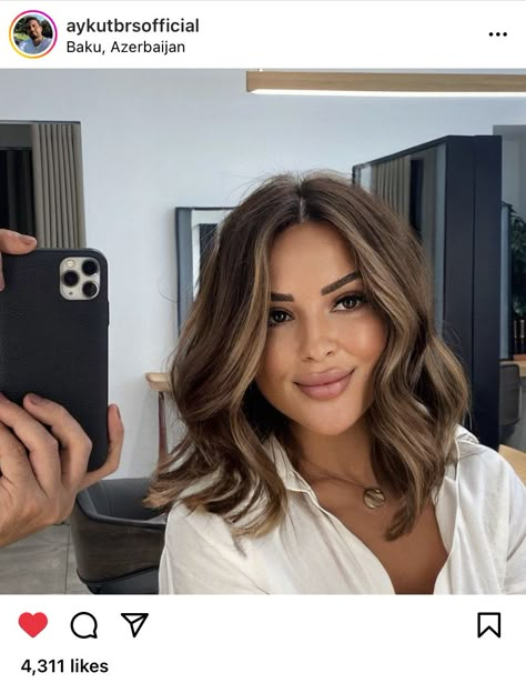 Hair Transformation Long To Medium, Call 2023 Hair Trends, Medium Brown Hair With Cool Highlights, Latina Hair Color Ideas Short, Short Brown Hair 2023, Hair Styles For Burnett, Short Hair Trends Fall 2023, Long Bob With Balayage Brunettes, Scheana Shay Hair 2023