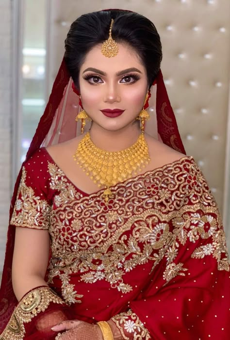 Hd Makeup Looks Bridal, Hd Makeup Looks Bridal Indian, Hd Makeup Looks, Saree Shoot Ideas, Bride In Saree, Makeup Looks Bridal, Wedding Photo Styles, Ladies Suit Design, Red Bride