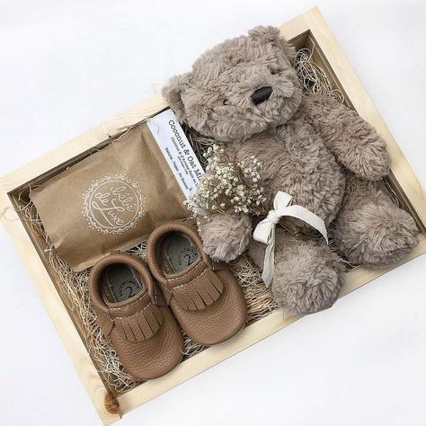 We love the simplicity of neutral colours for newborn babies, especially in these beautiful wooden gift boxes. Baby Gift Hampers, Baby Hamper, Baby Baskets, Baby Gift Box, Shower Bebe, Baby Gift Basket, Baby Box, Wooden Gift Boxes, Newborn Babies