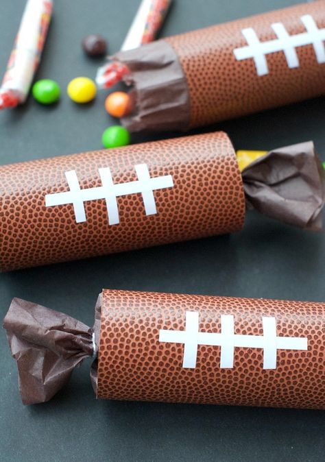 Football Party Favors-Party Poppers Buckeyes Crafts, Cheerleader Ideas, Football Party Treats, Diy Football Party, Seahawks Party, Throwing A Football, Nfl Party, 49ers Outfit, Tailgate Ideas