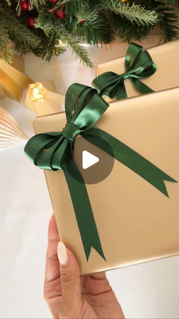 Chantel Mila Ibbotson on Instagram: "Turn your extra ribbon into these gorgeous bows 🎁 this trick is so quick + easy and is the perfect finishing touch on your gifts ♥️ save this video for when you start gift wrapping! Are you an early shopper, or do you leave it to the last minute? 🎄gold wrapping paper from @kikki.k #christmas #christmasdecor #christmastime #christmasmood #giftwrapping #giftwrappingideas #tipsandtricks #mamamilastips #hometips #homehacks" Gift Wrapping Ideas Bows, How To Make Gift Bows With Ribbon, Gift Wrap Bow Ideas, Bow Present Ribbon, Gift Wrapping Bow Ideas, Ribbon On Christmas Presents, How To Wrap Presents With Ribbon, Ribbon Present Wrapping, Gift Box Bow Diy Ribbons