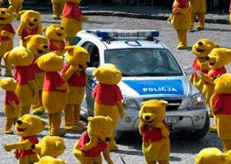 En el carro dice "Policja" (Policía en polaco) creo que no le sorprende a muchas personas el hecho de que haya sucedido en Polonia A Group, Winnie The Pooh, Bears, Yellow, Red