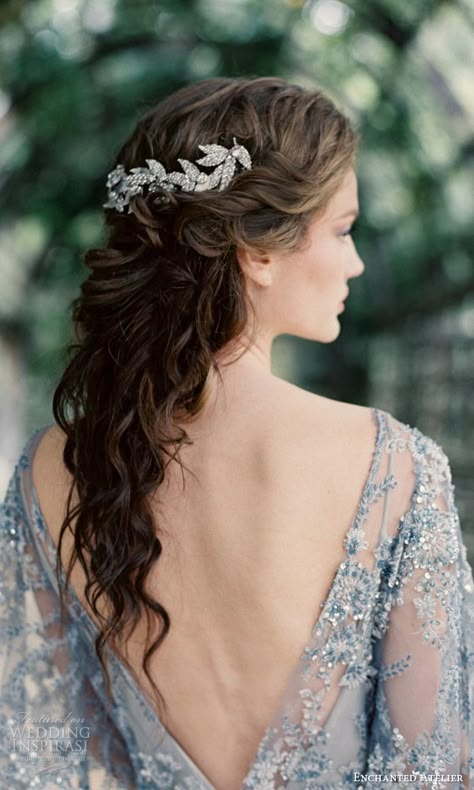 Inspiración #innovias Un semirrecogido ideal para novia con tocado joya https://innovias.wordpress.com/2017/10/23/tendencias-para-peinados-de-novia-en-2018/ Vintage Wedding Hair, Bridal Hair Vine, Happy Today, Hair Vine, Bridal Hair Pieces, Wedding Hair And Makeup, Modern Bride, Hair Piece, Wedding Hair Accessories