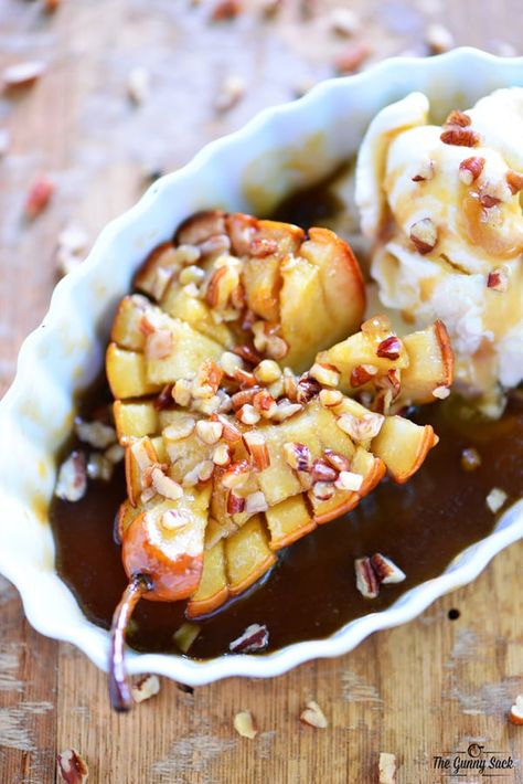 Bloomin' Baked Pears Recipe With Pecans and Butterscotch Sauce Baked Pears Recipe, Fall Favorites Recipes, Caramel Pears, Baked Pears, Butterscotch Sauce, Baked Fruit, Pear Recipes, Pecan Recipes, Special Desserts