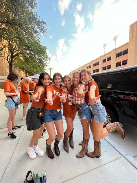 Ut Austin Outfit, Texas Tailgate Outfit, Ut Austin Gameday Outfit, Texas College Aesthetic, University Of Austin Texas, Ut Game Day Outfit, Texas Football Game Outfit, Ut Game Day Outfit Longhorns, Texas Longhorns Game Day Outfit