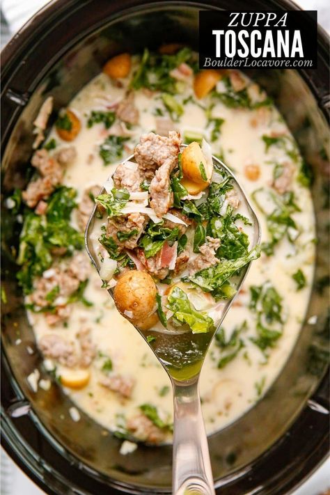 Everyone loves Zuppa Toscana soup full of Italian sausage soup with potatoes, bacon, kale and herbs. Say good bye to boring soup recipes and make way for this creamy, hearty easy soup recipe. Zuppa Toscana Soup, Toscana Soup, Italian Sausage Soup, Easy Crockpot Chicken, Soup Easy, 300 Calories, Healthy Crockpot, Crockpot Meals, Slow Cooker Soup