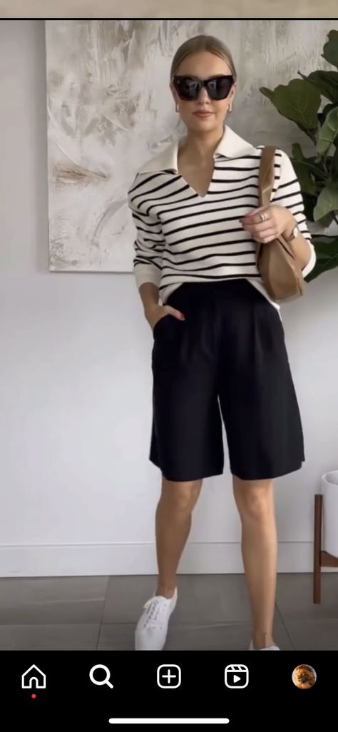 Coastal Chic Style Clothes, Lydia Tomlinson Summer, Black Bermuda Shorts Outfit Summer, Shorts With Sneakers Outfits, Pants Sneakers Outfit, Black Bermuda Shorts Outfit, Look Bermuda, Bermuda Shorts Outfit, Bermuda Pants