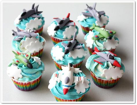 Plane cupcakes Cupcakes Decoration Birthday, Cupcake Recipes From Scratch, Airplane Cake, Ideas Cupcakes, Cupcakes Birthday, Birthday Party Cups, Vanilla Cupcake Recipe, Fondant Cupcake Toppers, Cupcake Designs