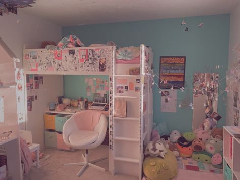 High Bed Small Room Aesthetic, Bedroom Ideas Bunk Bed With Desk, Loft Bed With Desk Decorating Ideas, Kawaii Room With Loft Bed, Desk Bunk Bed Aesthetic, Loft Bed Desk Setup, Bed With Desk Underneath Aesthetic, Loft Bed Kawaii, Room Decor Loft Bed