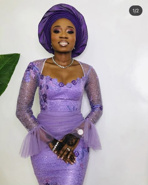 Nigeria Gorge Gown Styles, Purple And Lilac Lace Asoebi Styles, Lilac Lace Styles, Purple Nigerian Dress, Lilac Asoebi Lace Styles, Komole Style For Lace, Lilac Lace Asoebi Styles, Lilac And Purple Aso Ebi, Lilac Asoebi