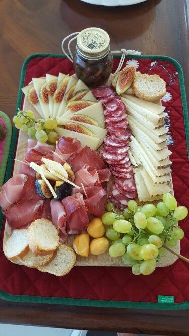 Food Presentation, Charcuterie Board, Finger Foods, Food Art, Cheese Board, Healthy Eating, Food And Drink, Cheese, 10 Things