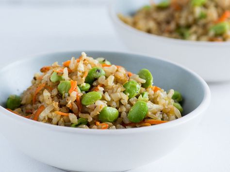 Edamame Fried Brown Rice | This easy edamame fried brown rice recipe calls for ingredients that might already be in your pantry. Bean Dinner, Brown Rice Dishes, Edamame Rice, Brown Rice Recipes Healthy, Healthy Brown Rice, Vegan Bean, Sushi Dinner, Healthy Bowls Recipes, Celebrity Recipes