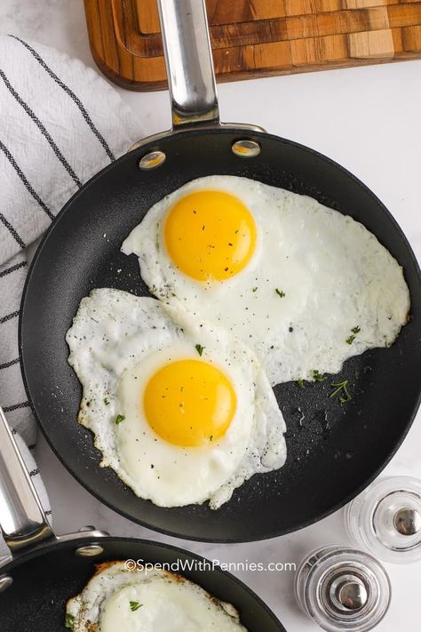 Make a perfect fried egg with ease, and serve it for a healthy breakfast! Or serve fried eggs on top of ramen or in the best breakfast sandwich ever! #spendwithpennies #friedegg #howto #diy #recipe #perfectfriedegg #make #breakfast #best #cook Homemade Grits, Seasoned Eggs, Basted Eggs, Fry An Egg, Perfect Fried Egg, Easy Hollandaise, Easy Hollandaise Sauce, Fried Egg Sandwich, How To Make A Poached Egg