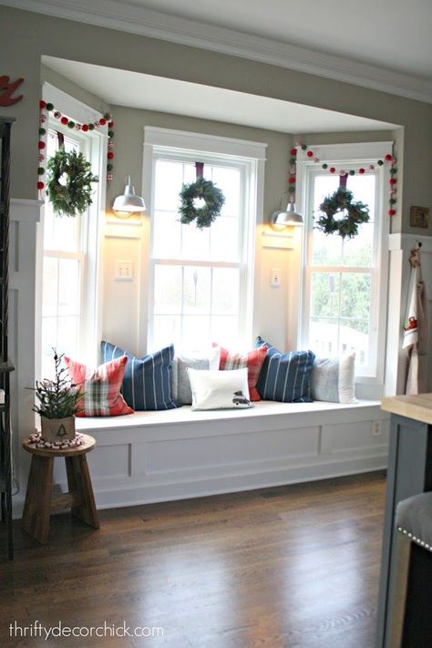 30 bay window decorating ideas that blend the functionality and gorgeous decor into comfortable and modern interior design can inspire you and guide you in the search for the perfect way to incorporate your bay window into your home interior, creating a wonderful place to relax, read, work or watch the kids play on the floor. Bay Window Seating, Bay Window Decorating Ideas, Bay Window Decor, Bay Window Living Room, Window Seating, Kitchen Bay Window, Window Seat Kitchen, Bay Window Seat, Window Seat Design