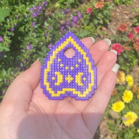 Ouija planchette made from mini perler beads! (can be made into keychain/necklace/earrings, DM on instagram @feastoncreations to request) Sailor Moon Perler Beads Wands, Wicked Perler Beads, Witch Perler Bead Patterns, Mini Beads Ideas, Coraline Perler, Trippy Perler Beads, Perler Bead Patterns Ideas, Rave Perler Ideas, Aesthetic Perler Beads