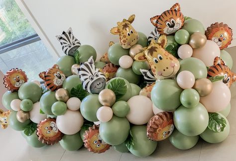 Jungle themed balloons, animal themed balloons, jungle themed party, safari themed party, animal balloon Bouquet Animal Balloon Decorations, Animal Balloon Centerpieces, Two Wild Balloons, Animal Decorations Party, Jungle Theme Birthday Party Decorations At Home, Animal Balloon Bouquet, Safari Shower Ideas, Safari Balloon Garland, Baby Einstein Party