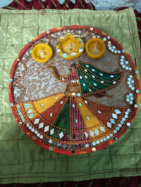 Moli dhaga, mirror, cloths Mirror Thali Decoration, Navratri Aarti Dish Decoration, Navaratri Aarti Thali Decoration Ideas, Unique Aarti Thali Decoration Ideas Diwali, Navratri Plate Decoration, Lippan Art Aarti Thali, Diy Puja Thali, Navaratri Thali Decoration, Navratri Kanya Pujan Gift Ideas