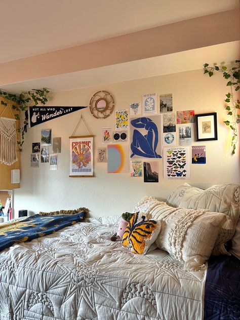 Aesthetic photo collage, collage dorm idea, cottage core, posters 4 Person Dorm Room Ideas, Homey Dorm Rooms, Boho Themed Dorm Room, College Dorm Asthetics, Fun Dorm Ideas, Dorm Room Decorations Ideas, Color Schemes For Dorm Rooms, 2023 Dorm Trends, Beach Dorm Aesthetic