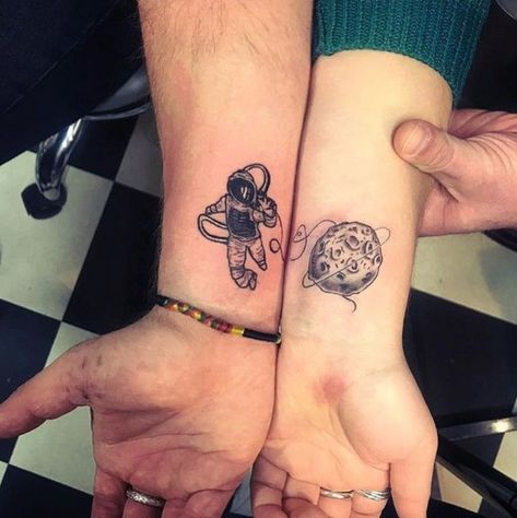 20 Cute AF Small Couple Tattoos Astronaut Tattoo Ideas, Simple Couples Tattoos, Couple Tattoo Ideas, Best Couple Tattoos, Astronaut Tattoo, Couples Tattoos, Small Girly Tattoos, Small Couple Tattoos, Tattoos For Women Half Sleeve