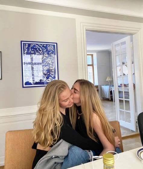 Blonde Girlfriend Aesthetic, Blonde Couple, Luxury New York, Blonde Girlfriend, Want A Girlfriend, New York Home, Insta Aesthetic, Girlfriend Goals, Cute Friend Pictures