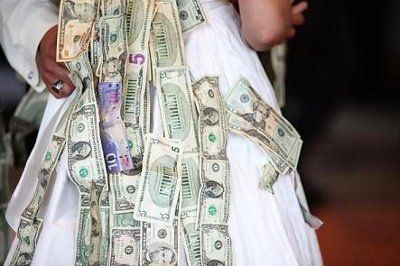 Money Dance Wedding, Filipino Wedding Traditions, Mexican Wedding Traditions, Dollar Dance, Filipino Wedding, Cultural Wedding, Easy Weddings, Glamour Wedding, Black Glamour