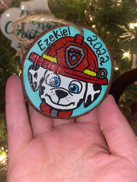 Painted Round Ornaments, Paw Patrol Ornaments, Ornaments Painting, Diy Door Hangers, Wood Slice Ornament, Christmas Wood Crafts, Diy Ornaments, Painted Ornaments, Round Ornaments