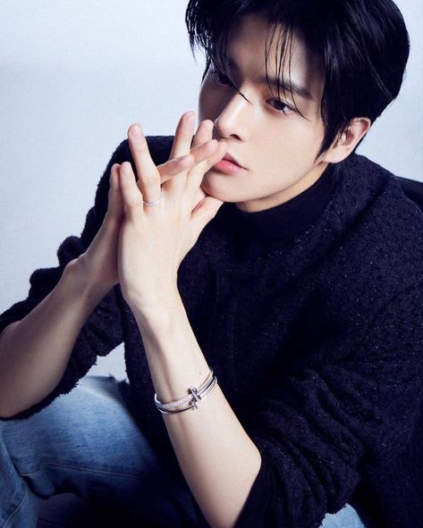 #enhypen #enhypenjake #엔하이픈 #제이크 The Scene, Cosmopolitan, Black Hair, Hair, Instagram, Black