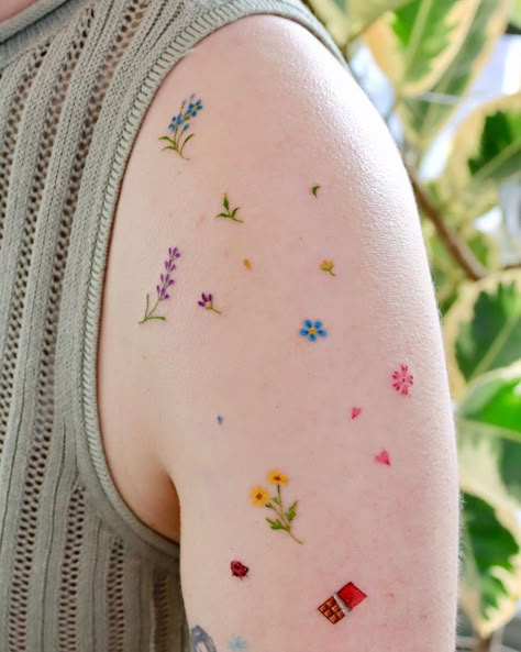 OVENLEE Los Angeles on Instagram: “She wanted to put her favorite things from her shoulders to under arms. Wildflowers, small leaves, and even her favorite snacks! 🍫 I…” Tiny Flower Tattoo, Small Colorful Tattoos, Tiny Flower Tattoos, Animals Tattoo, Flower Tattoo Ideas, Small Leaves, Small Flower Tattoos, Small Pretty Tattoos, Best Tattoos For Women