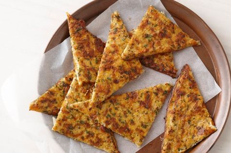 Enjoy these cheesey cauliflower flat breads warm from the oven or serve them cold as a lunch box snack. Good Processor, Garlic Flatbread, Cauliflower Bread, Banting Recipes, Cheese Flatbread, Bread Dishes, Savoury Snacks, Cauliflower Cheese, Carb Snacks