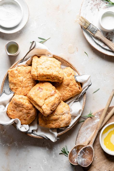 Tomato Biscuits, Cheesy Biscuit, Savoury Biscuits, Flaky Biscuits, Cheddar Biscuits, Biscuit Bake, Savory Appetizer, Buttermilk Biscuits, Easy Bread