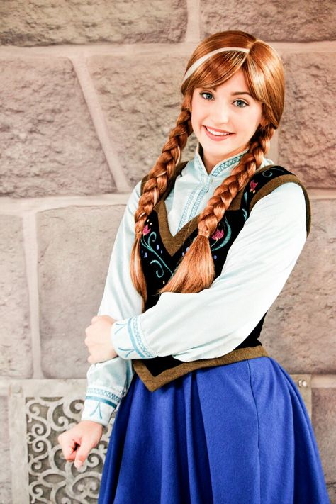 Anna Face Character, Sisters Photo Ideas, Frozen Braid, Princess Poses, Disneyland Face Characters, Character Posing, Disney Royalty, Princess Photoshoot, Sisters Photo