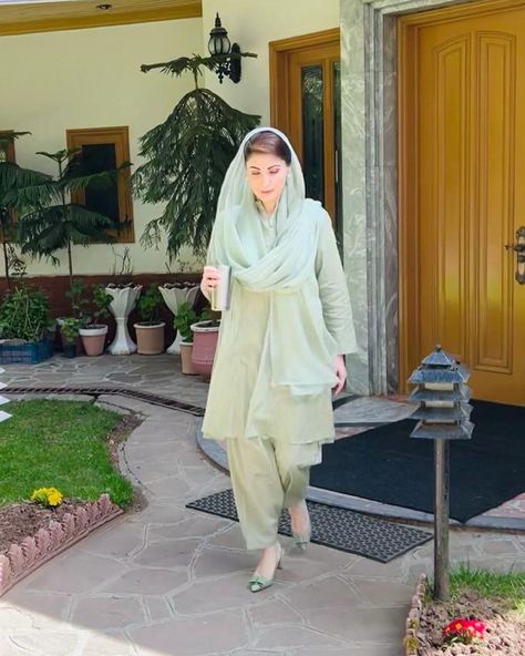 Maryam Nawaz Dresses, Stylish Dupatta, Style Outfits Summer, Green Suits, Plain Suits, Simple Suits, Summer Dress Outfits Casual, Graceful Lady, Pakistani Aesthetic