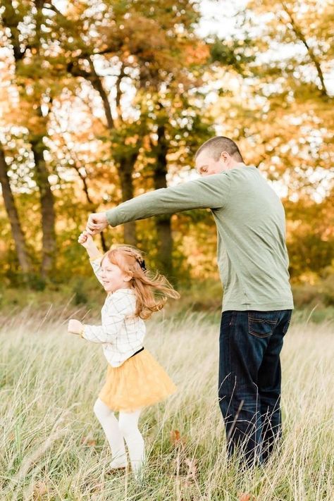 Family Photos One Child, Fall Family Photos Poses, Fall Family Photos With Toddler, Fall Family Photos With Dogs, Fall Family Photos Outdoor, Fall Family Photos With Baby, Family Photos With Toddler, Father Daughter Photos, Daddy And Daughter