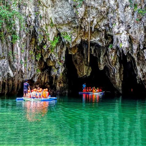 Puerta Princessa underground river is one of the unique landmarks in the Philippines. Within the Puerto Princesa park lies a hidden river, which flows underground and much of the park’s landscape sits on a limestone bed. The river runs through the limestone and directly into the sea, making parts of this subterranean river tidal. Puerto Princesa Underground River, Puerto Princesa Subterranean River, Puerto Princesa Palawan, Underground River, Puerto Princesa, River Trip, Places To Explore, River Park, Famous Landmarks