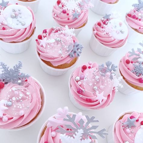 Winter Wonderland Cupcakes Pink, Pink Christmas Cupcakes, Christmas Themed Treats, Pink Friendsmas, Winter Themed Cupcakes, Pink Winter Wonderland Party, Pink Christmas Cake, Onederland Cake, Winter Onederland Cake