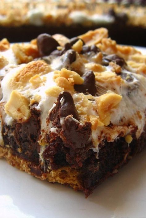 Looking for dessert recipes? Try baking the best smores bars. Use graham crackers, brownie mix, marshmallows, chocolate chips, and peanuts to bake these quick and easy dessert bars. #dessertrecipes #dessertideas #dessertdishes #sweettreats Smores Bar Recipe, Smores Bars, S Mores Bars, S'mores Bar, S'mores, Bars Recipe, Brownie Mix, Brownie Bar, Piece Of Cake