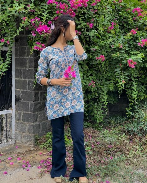 Short Kurti And Jeans Aesthetic, Asthetic Kurta With Jeans, Poses In Kurti And Jeans, Short Kurti Photo Ideas, Short Kurta Designs Women With Jeans, Short Kurti Poses Aesthetic, How To Style Short Kurti With Jeans, Small Kurti For Jeans, Kurti Asthetic Poses